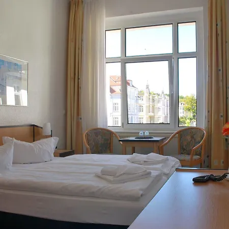 호텔 Strandhotel Bansiner Hof 3*